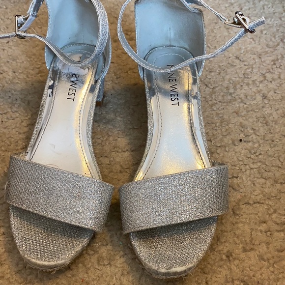 NINE WEST SILVER HEELS - Picture 1 of 4